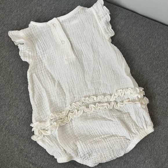 Gerber Baby Adorable White Ruffle Butt Romper Gauzy Cotton 3-6 months - Picture 2 of 4